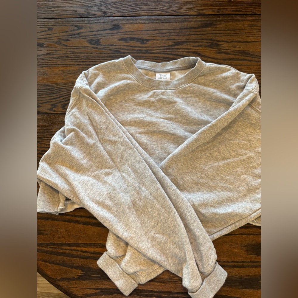 Cropped grey TNA crewneck sweater. Great condition.